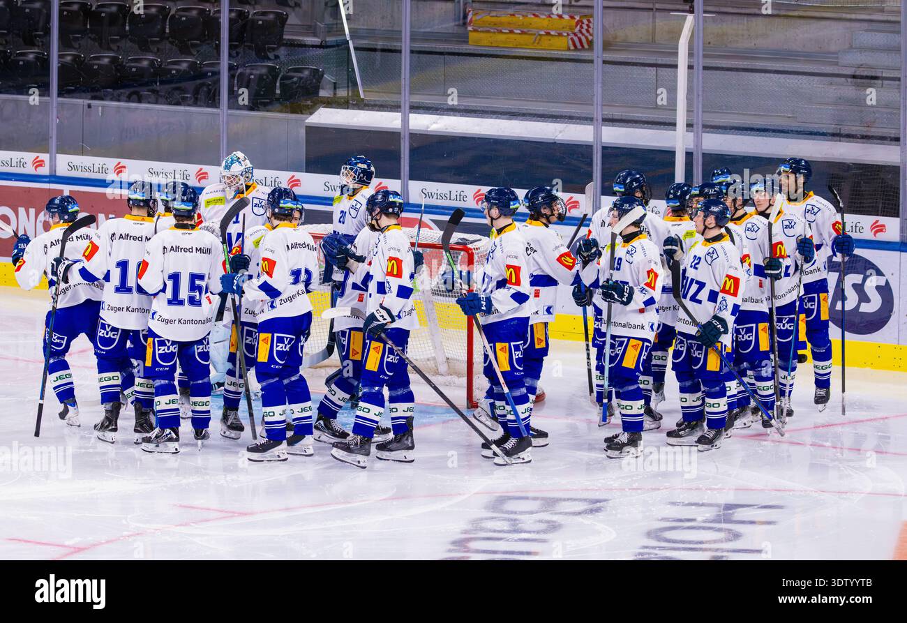 Zürich, 11. Februar 2026: Das EV Zug U21 Elite Team vor dem eigenen Tor vor dem Spiel gegen die GCK Lions in der Swiss Life Arena Stockfoto