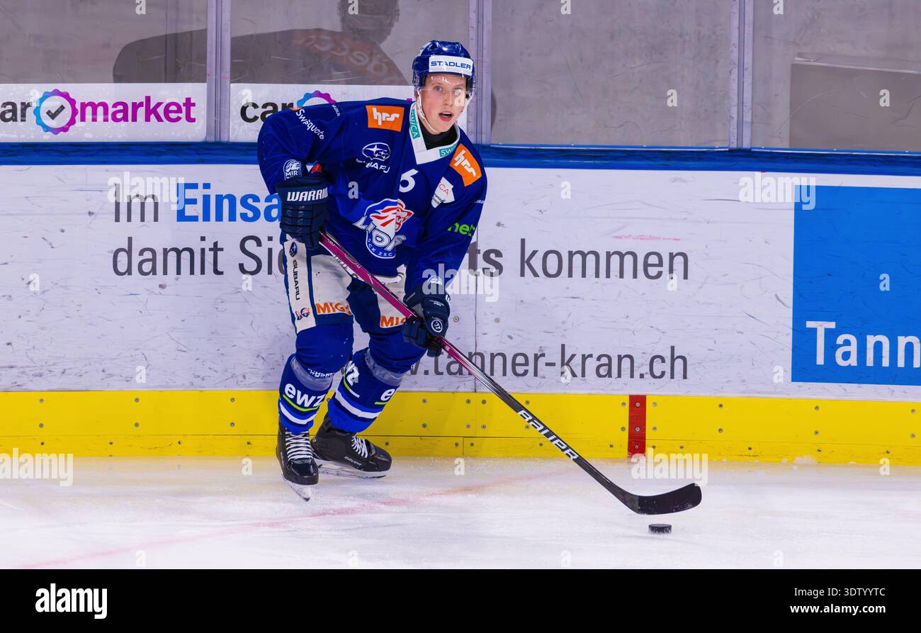 Zürich, Schweiz, 11. Februar 2026: #6 Laurin Schmucki, Verteidigerin U21-Elit Team GCK Lions mit dem Puck. (Foto: Andreas Haas/dieBildmanufaktur) Stockfoto