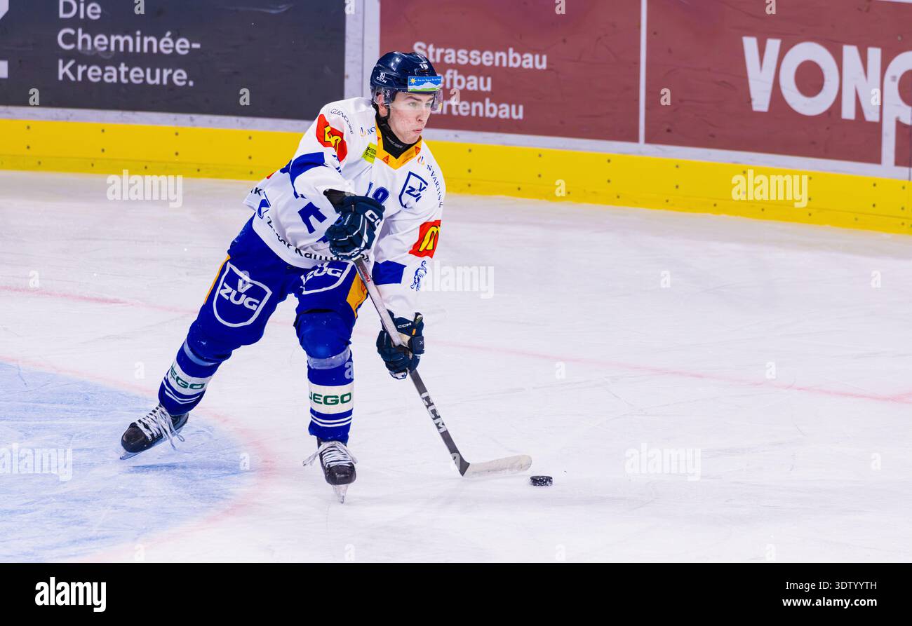 Zürich, Schweiz, 11. Februar 2026: #19 Dario Schilter, Verteidiger U21-Elit Team EV Zug spielt einen Pass. (Foto: Andreas Haas/dieBildmanufaktur) Stockfoto