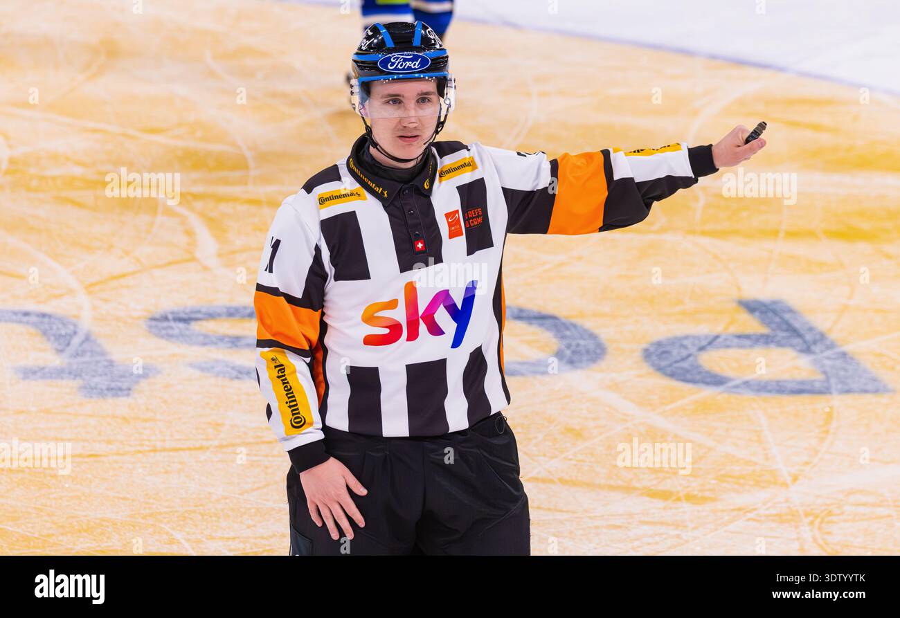 Zürich, 11. Februar 2026: Dylan Weber, Chefschiedsrichter des Schweizerischen Eishockeyverbandes, setzt Zeichen für übermäßige Rauheit. Er hat damit ich Stockfoto