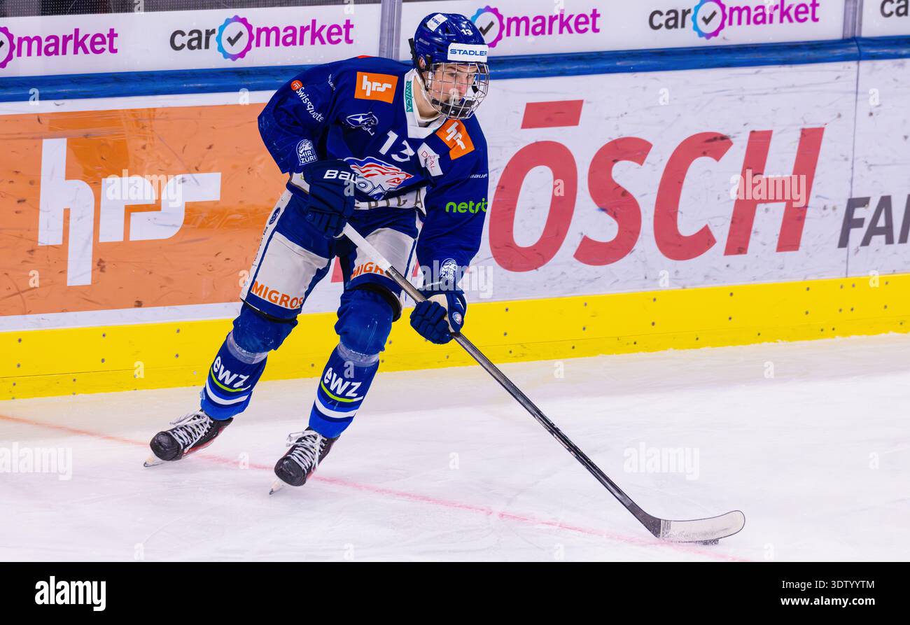 Zürich, 11. Februar 2026: #13 Lennox Hirt, Verteidiger U21-Elit Team GCK Lions mit dem Puck. (Foto: Andreas Haas/dieBildmanufaktur) Stockfoto