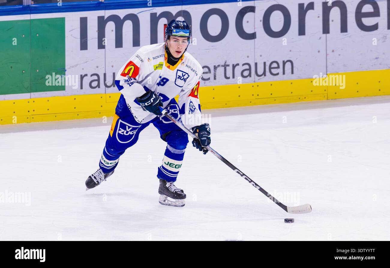 Zürich, 11. Februar 2026: #19 Dario Schilter, Verteidiger U21-Elit Team EV Zug mit dem Puck. (Foto: Andreas Haas/dieBildmanufaktur) Stockfoto