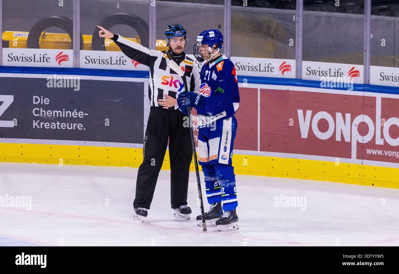 Zürich, 11. Februar 2026: Linesmann Joel Lustenberger zeigt #21 Niels Schlafli (Lions), dass er das Eis verlassen sollte. (Foto: Andreas Haas/d Stockfoto