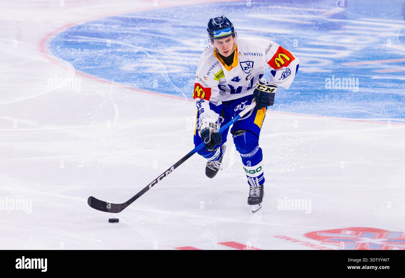 Zürich, Schweiz, 11. Februar 2026: #4 Flavio Andri, Verteidiger U21-Elit Team EV Zug mit dem Puck. (Foto: Andreas Haas/dieBildmanufaktur) Stockfoto