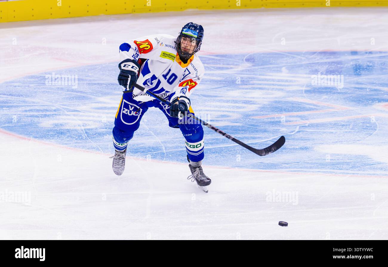 Zürich, Schweiz, 11. Februar 2026: #10 Daniel Fuchs, Verteidiger U21-Elit Team EV Zug spielt einen Pass. (Foto: Andreas Haas/dieBildmanufaktur) Stockfoto