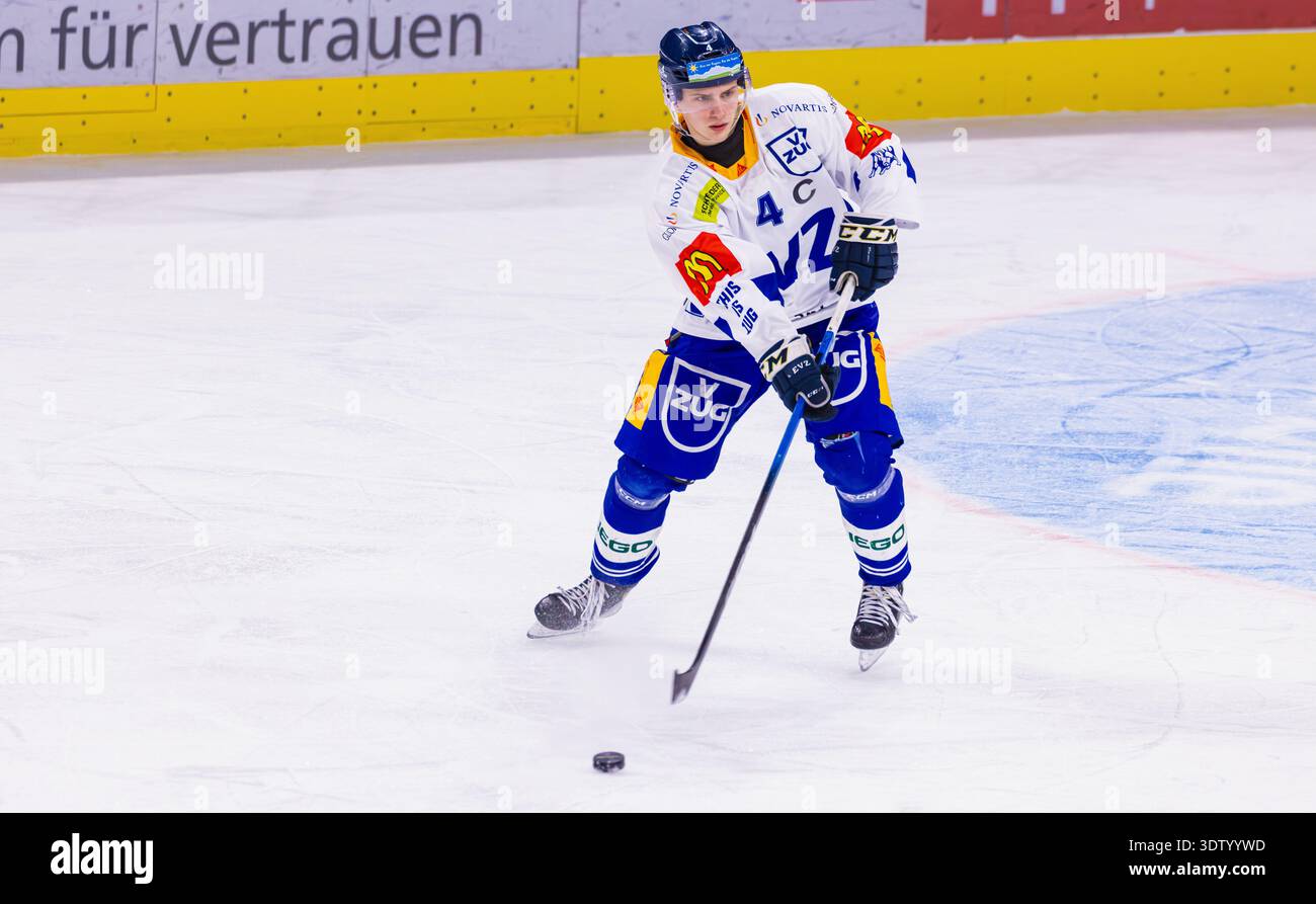 Zürich, Schweiz, 11. Februar 2026: #4 Flavio Andri, Verteidiger U21-Elit Team EV Zug spielen einen Pass. (Foto: Andreas Haas/dieBildmanufaktur) Stockfoto
