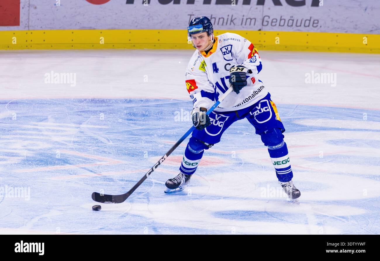 Zürich, Schweiz, 11. Februar 2026: #4 Flavio Andri, Verteidiger U21-Elit Team EV Zug spielen einen Pass. (Foto: Andreas Haas/dieBildmanufaktur) Stockfoto