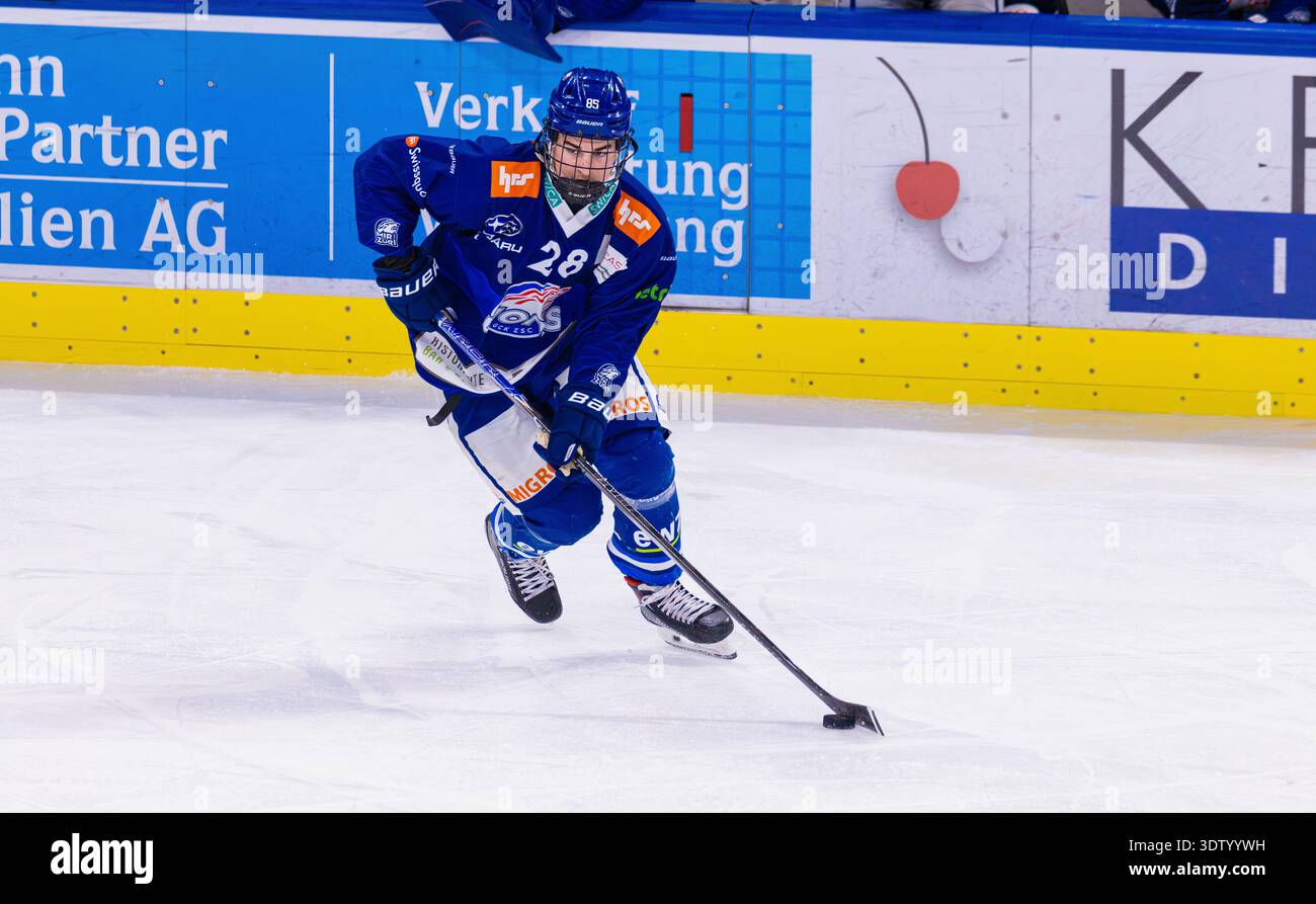 Zürich, 11. Februar 2026: #28 Fabrice Bouvard, Stürmer U21-Elit Team GCK Lions mit dem Puck. (Foto: Andreas Haas/dieBildmanufaktur) Stockfoto