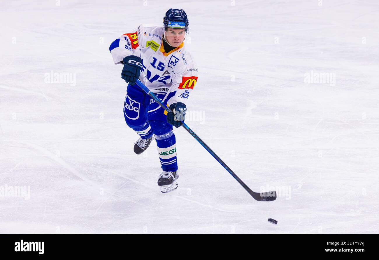 Zürich, Schweiz, 11. Februar 2026: #15 Flavio Sauser, Verteidiger U21-Elit Team EV Zug spielen einen Pass. (Foto: Andreas Haas/dieBildmanufaktur) Stockfoto