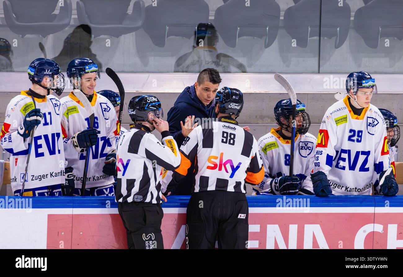 Zürich, 11. Februar 2026: Chefschiedsrichter #98 Philipp Buff erklärt EV Zugs Reto Suri die Regelinterpretation. Neben ihm ist Linienmann #3 L Stockfoto