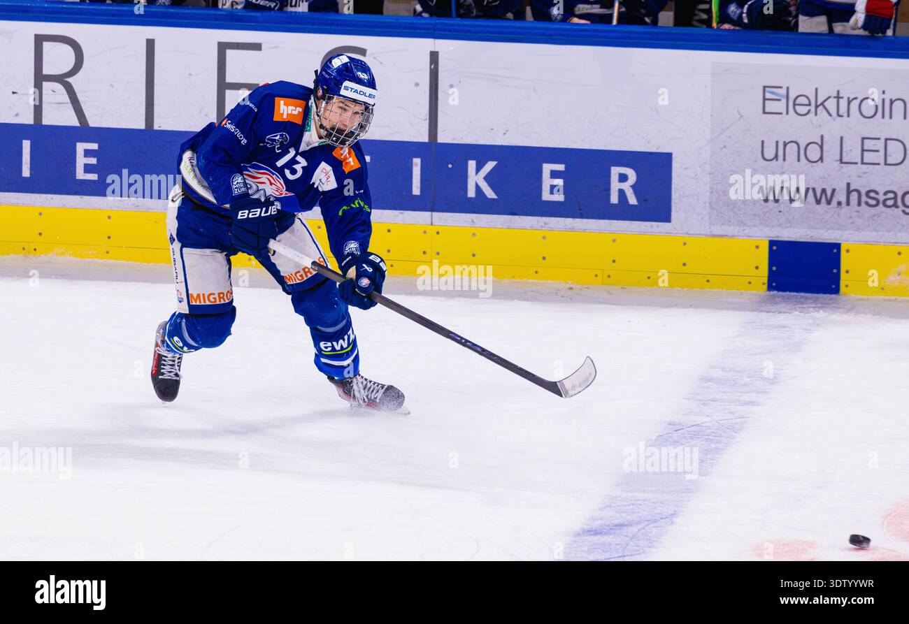 Zürich, 11. Februar 2026: #13 Lennox Hirt, Verteidiger U21-Elit Team GCK Lions spielen einen Pass. (Foto: Andreas Haas/dieBildmanufaktur) Stockfoto
