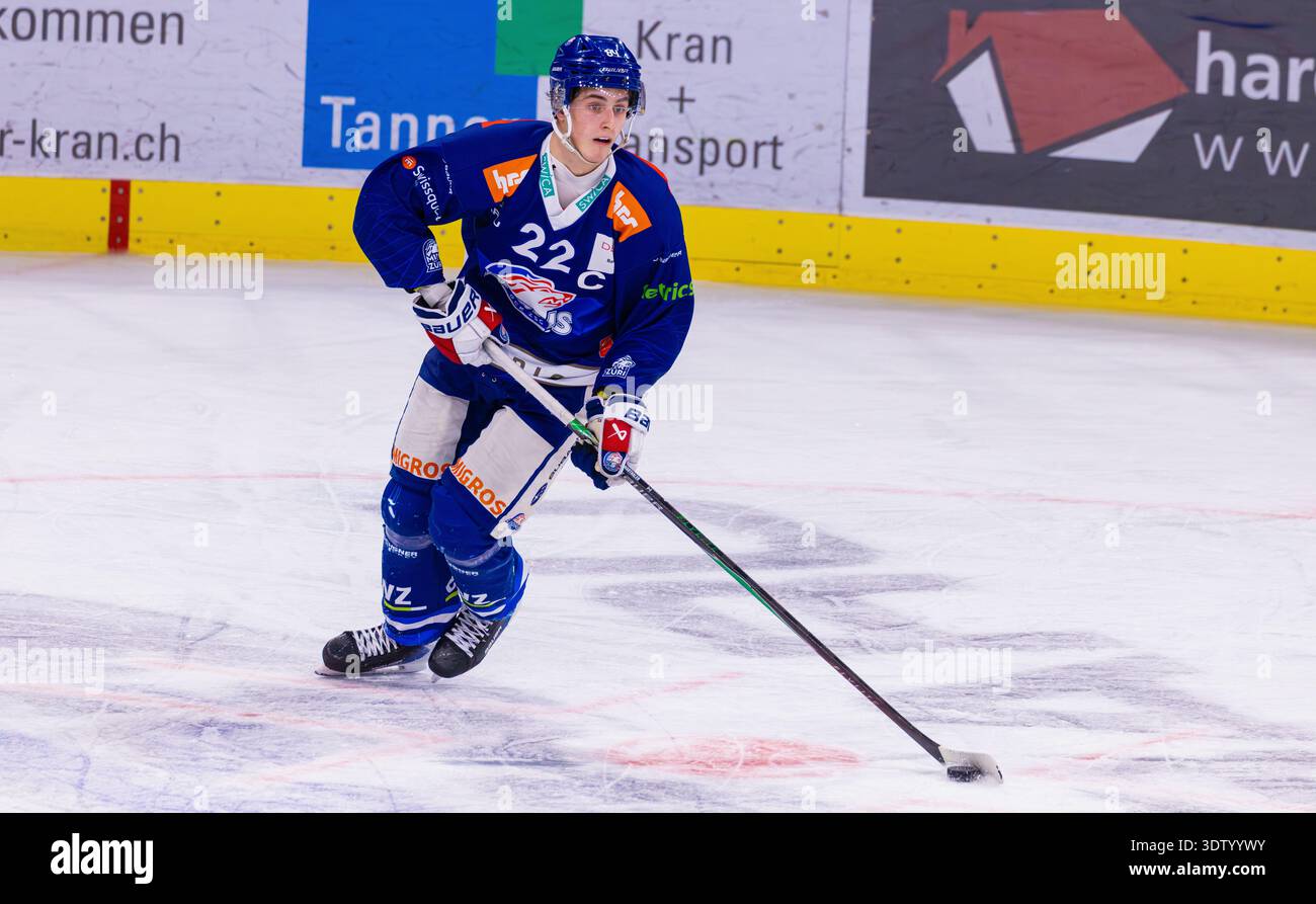 Zürich, 11. Februar 2026: #22 Luan Marthaler, Stürmer U21-Elit Team GCK Lions mit dem Puck. (Foto: Andreas Haas/dieBildmanufaktur) Stockfoto