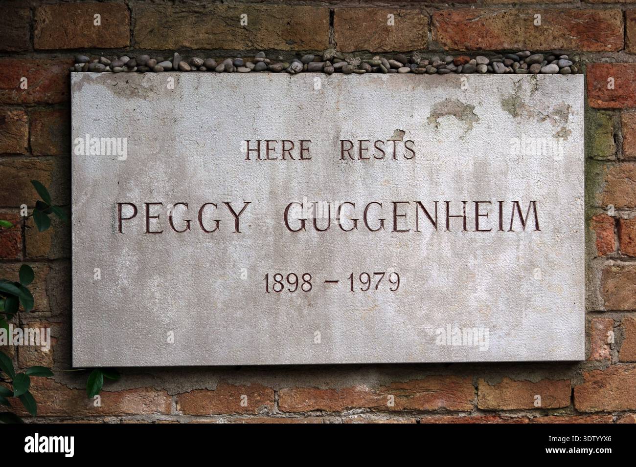 Hier liegen Peggy Guggenheim - Peggy Guggenheims Grab und das Grab ihrer Haustiere - 14 Lhasa Apsos auf dem Gelände der Stockfoto