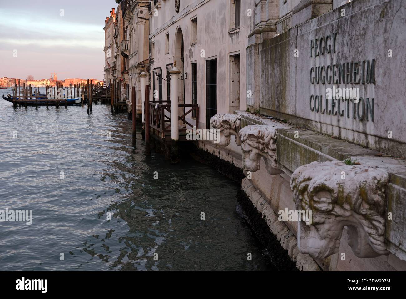 Der Palazzo Venier dei Leoni, der die Peggy Guggenheim Collection am Canal Grande in der späten Nachmittagssonne beherbergt, Venedig Italien Stockfoto