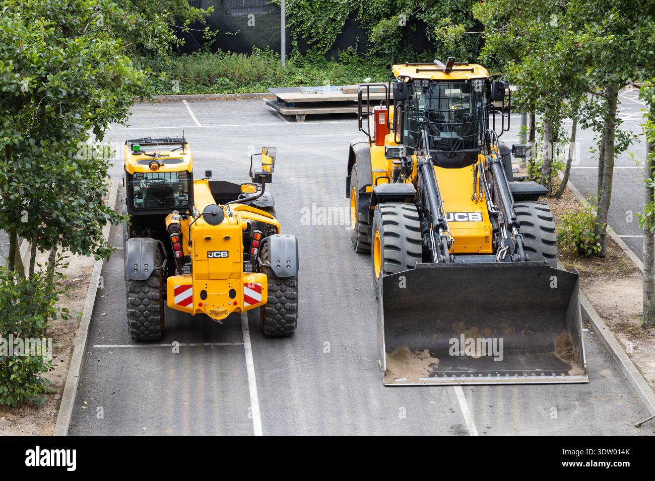 JCB Radlader und Teleskoplader auf Asphalt. London, UK, 14. Juli 2024 Stockfoto