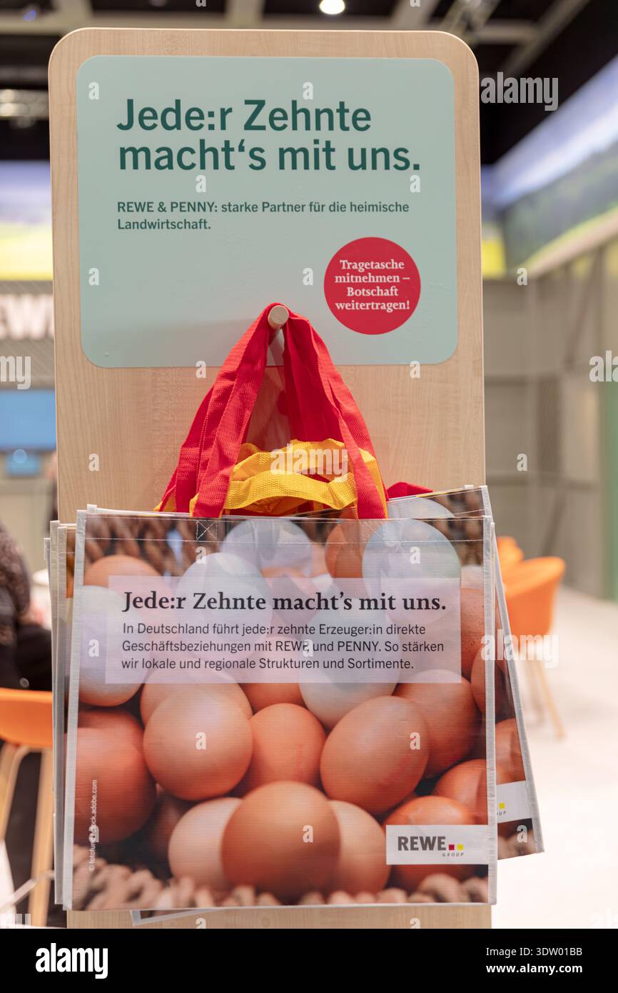 BERLIN, 16. Januar 2026: Foto Einer Messe mit Eiern und Werbematerial für die Supermärkte Rewe und Penny. Das Bild W Stockfoto