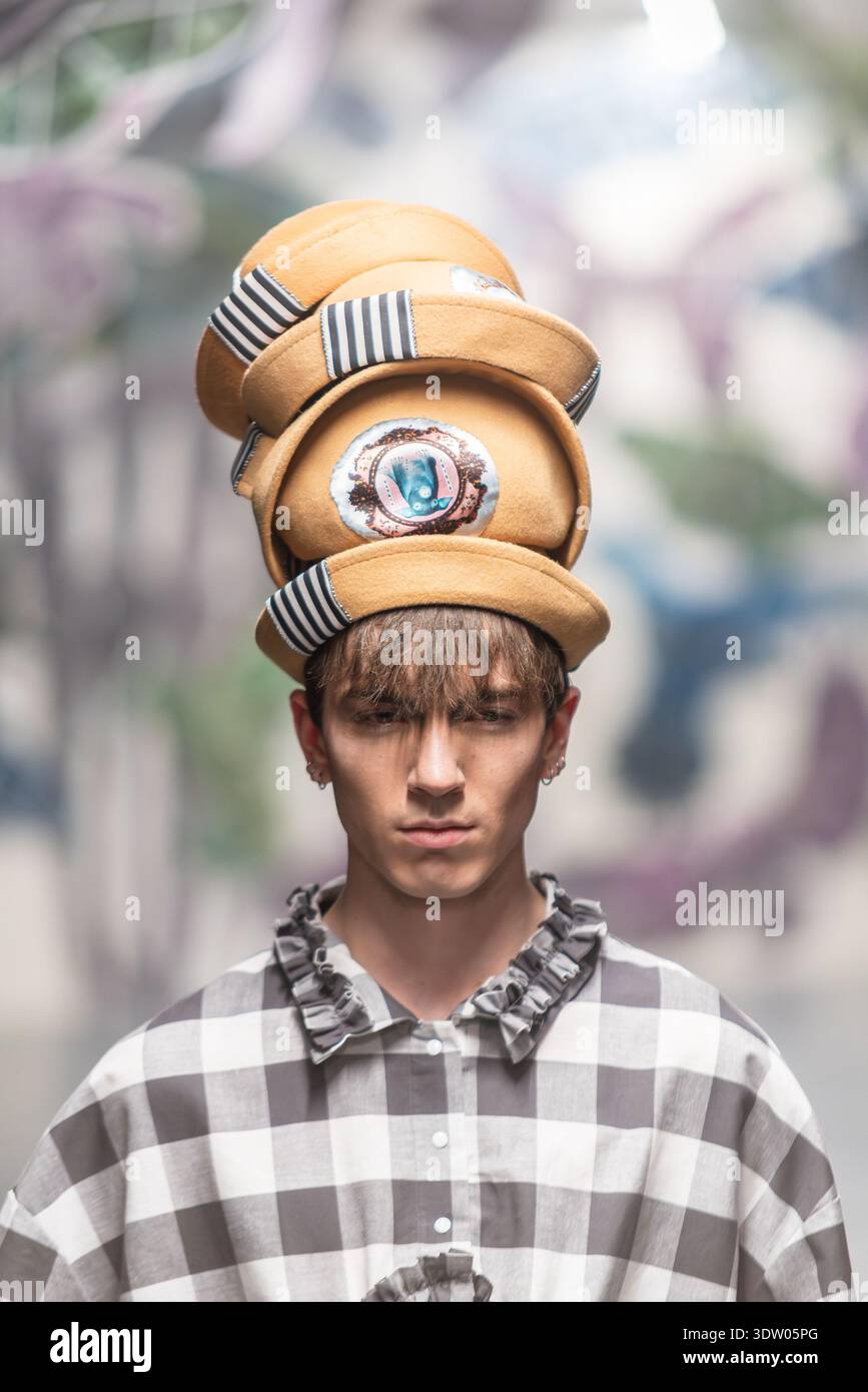 Nachhaltige Modedesigner Vin + Omi zeigen Jord im Art'otel London Hoxton für die London Fashion Week. Haufen Hüte Stockfoto