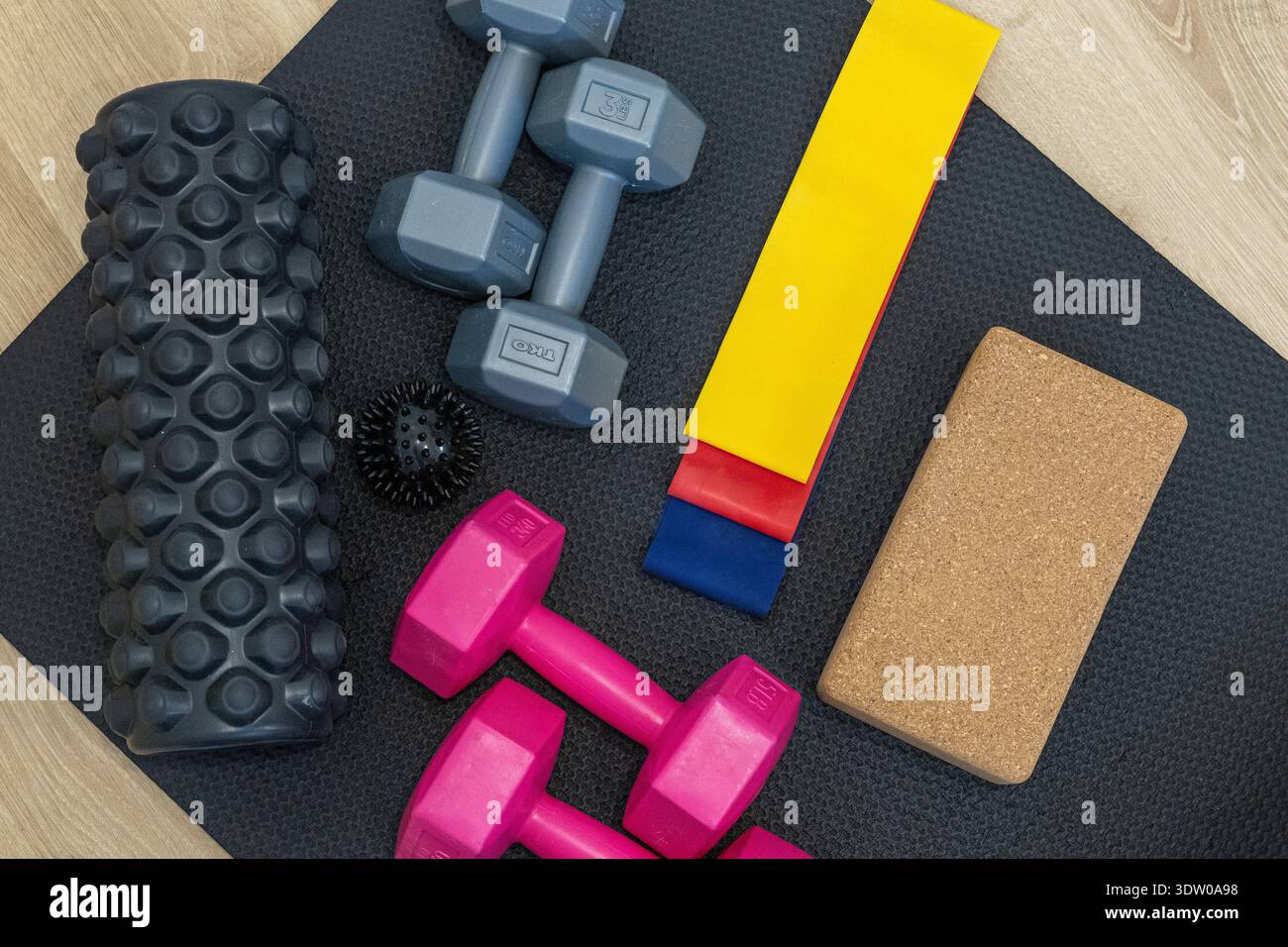 Home Fitnessgeräte Flat Lay Mit Hantel Widerstandsband Schaumrolle Und Yoga Block Stockfoto