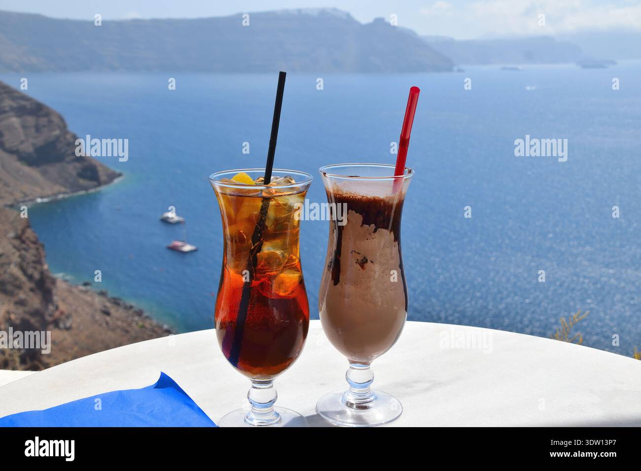 Süßer Eiskaffee und Eistee mit Meerblick vom Klippenrestaurant in Oia, Santorin Stockfoto