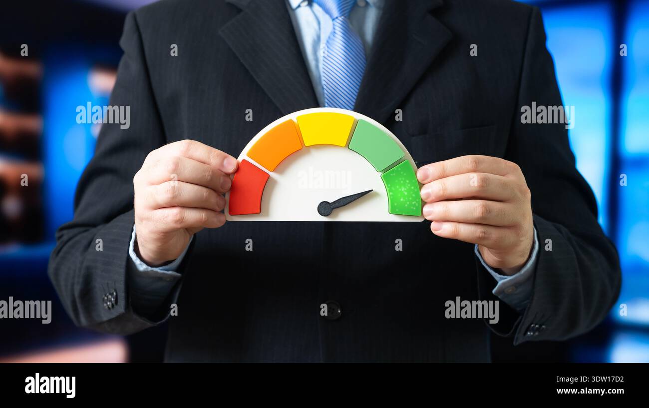 Ein Geschäftsmann mit einer Skala, die die höchste grüne Ebene anzeigt. Erfolg und maximale Effizienz. Leistungssteigerung und Produktivitätssteigerung. Unternehmen Stockfoto