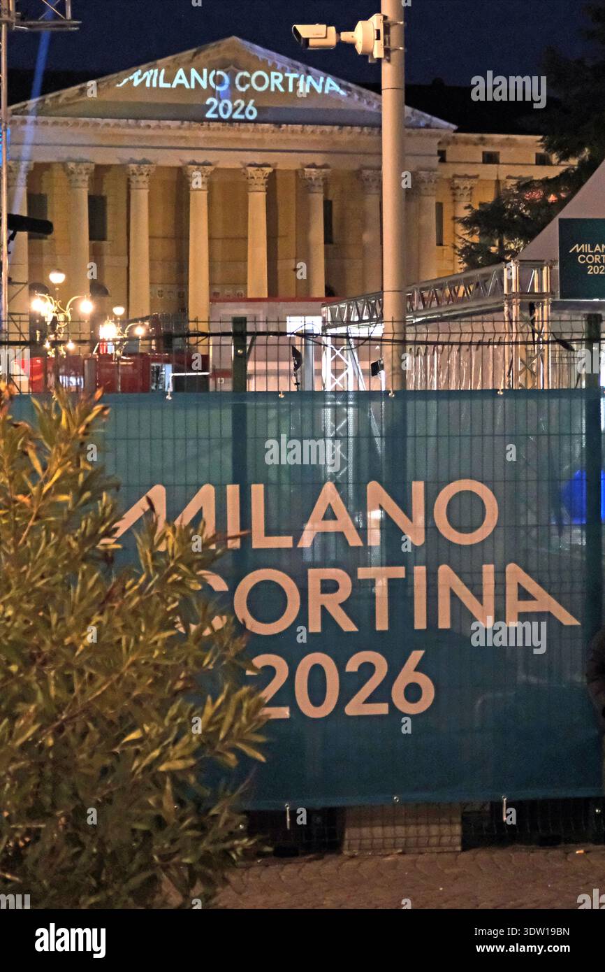 Zeichen für die Olympischen Winterspiele 2026 in Milano Cortina, die sich auf die Abschlusszeremonie der Olympischen Winterspiele in Verona Italien vorbereiten Stockfoto