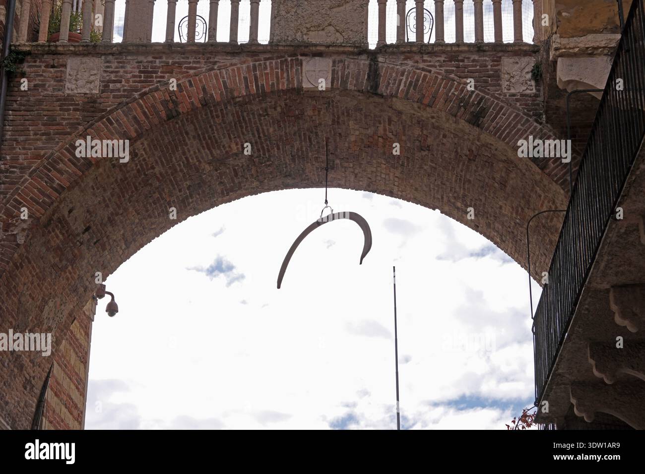 Walknochen des Arco della Costa hängen an einem Bogen am Eingang zwischen Verona Piazza Erbe und Piazza dei Signori Verona Italien Stockfoto