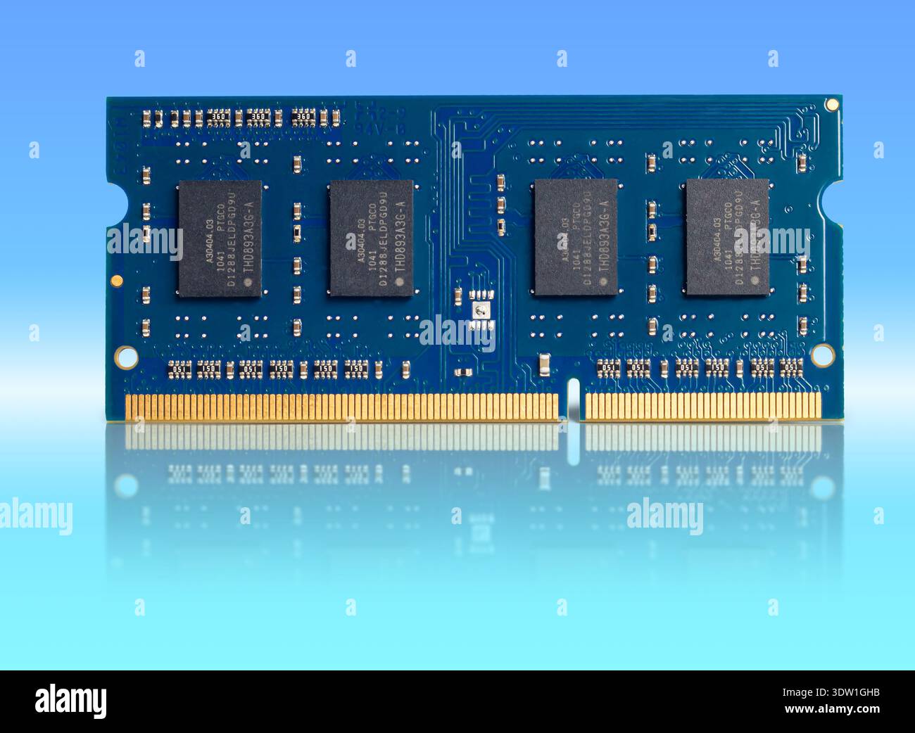Ein Speichermodul wird auf blauem Hintergrund angezeigt. Es zeigt die DRAM-Technologie im SODIMM-Format. Der Schwerpunkt liegt auf der derzeitigen Versorgungsknappheit. Stockfoto