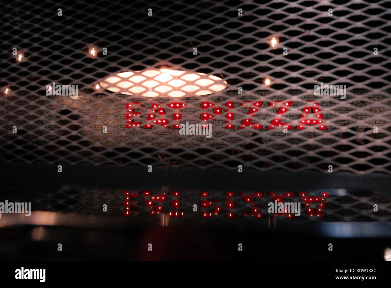 Berühmtes Pizzarestaurant in Chicago mit starkem Licht. Stockfoto