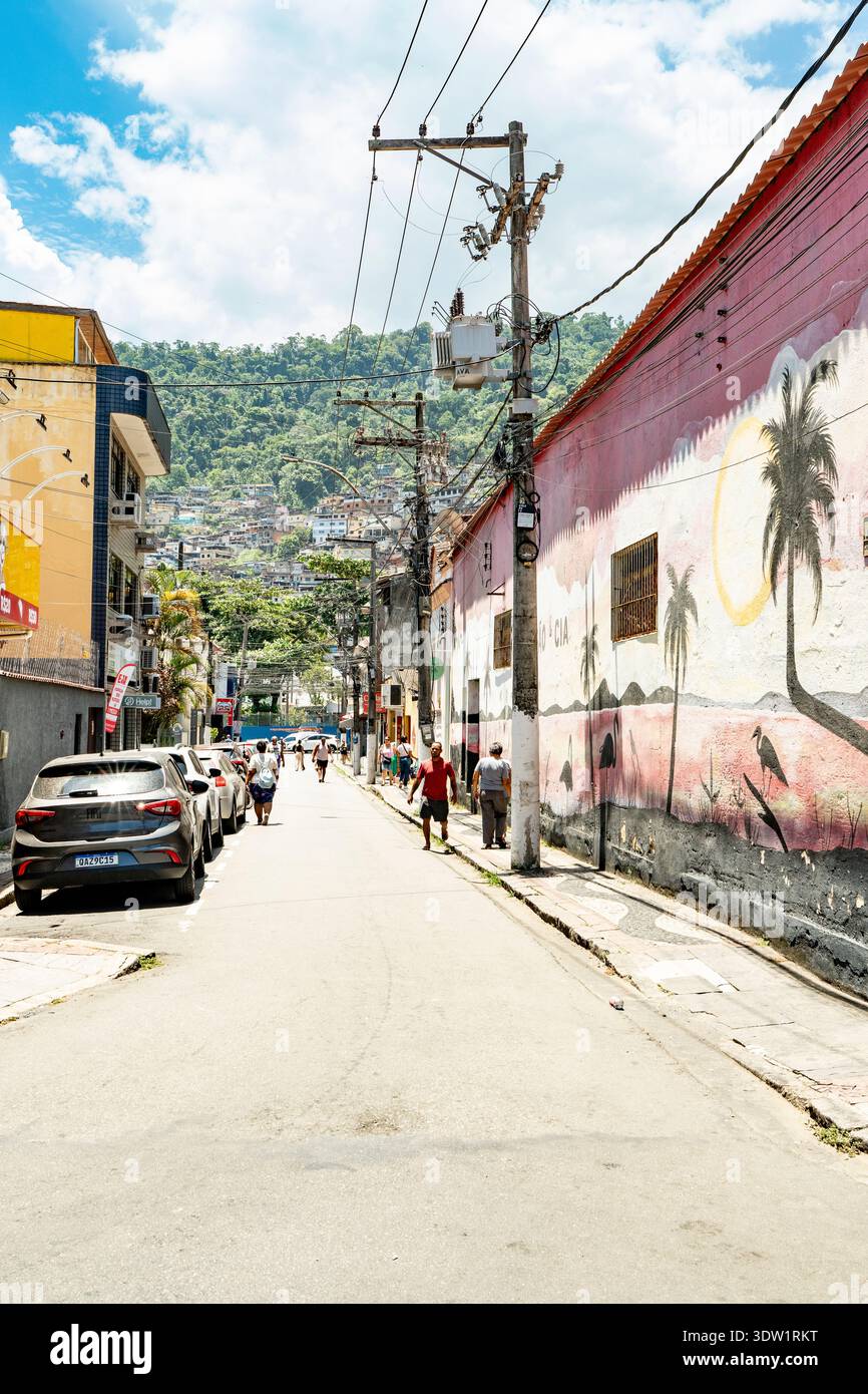 Farbenfrohe Gebäude entlang der Rua Dona Antonia de Vilhena in Angra dos Reis, Brasilien Stockfoto