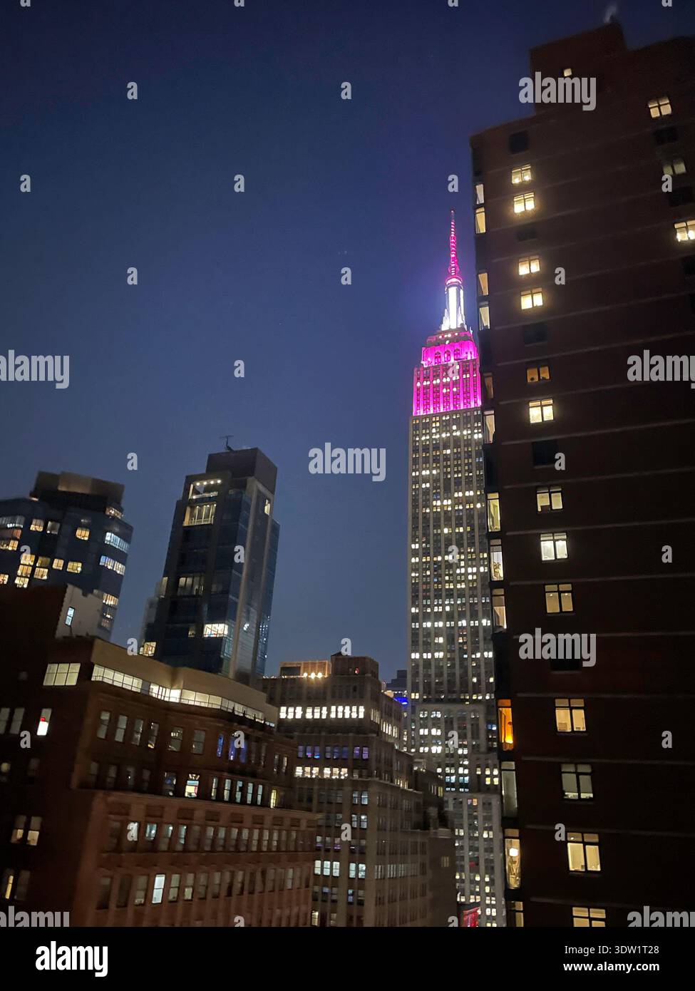 Empire State Building hell beleuchtet rot zum Valentinstag, NYC, 2026 - Smartphone-aufgenommenes Stockfoto