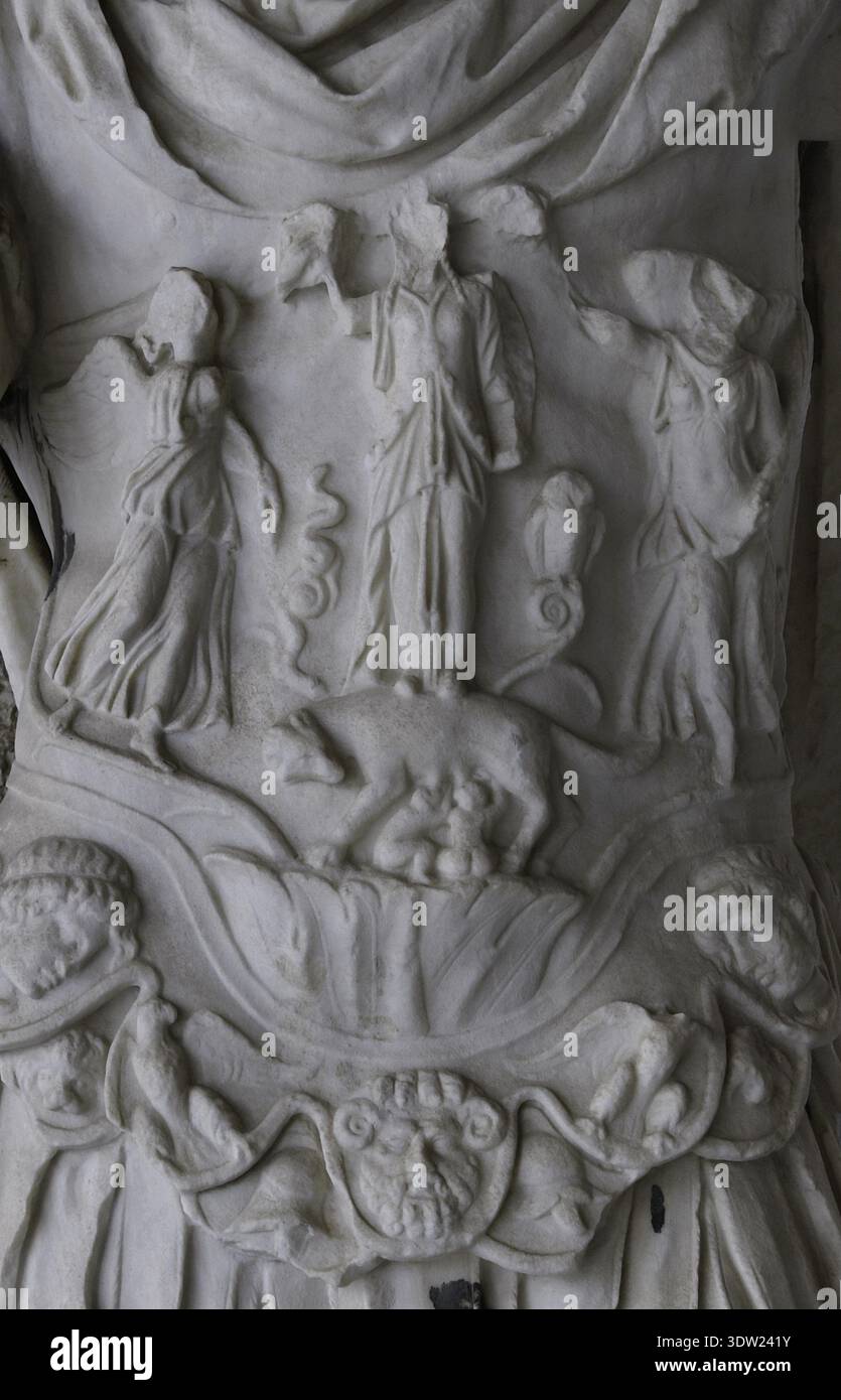 Hadrian (Publius Aelius Hadrianus) (76-138). Römischer Kaiser (117-138). Nerva-Antonine-Dynastie. Detail des Körpers einer gepanzerten Statue von Kaiser Hadrian, die die Göttin Athena und die Wölfin von Rom zeigt. Museum der antiken Agora. Athen, Griechenland. Stockfoto