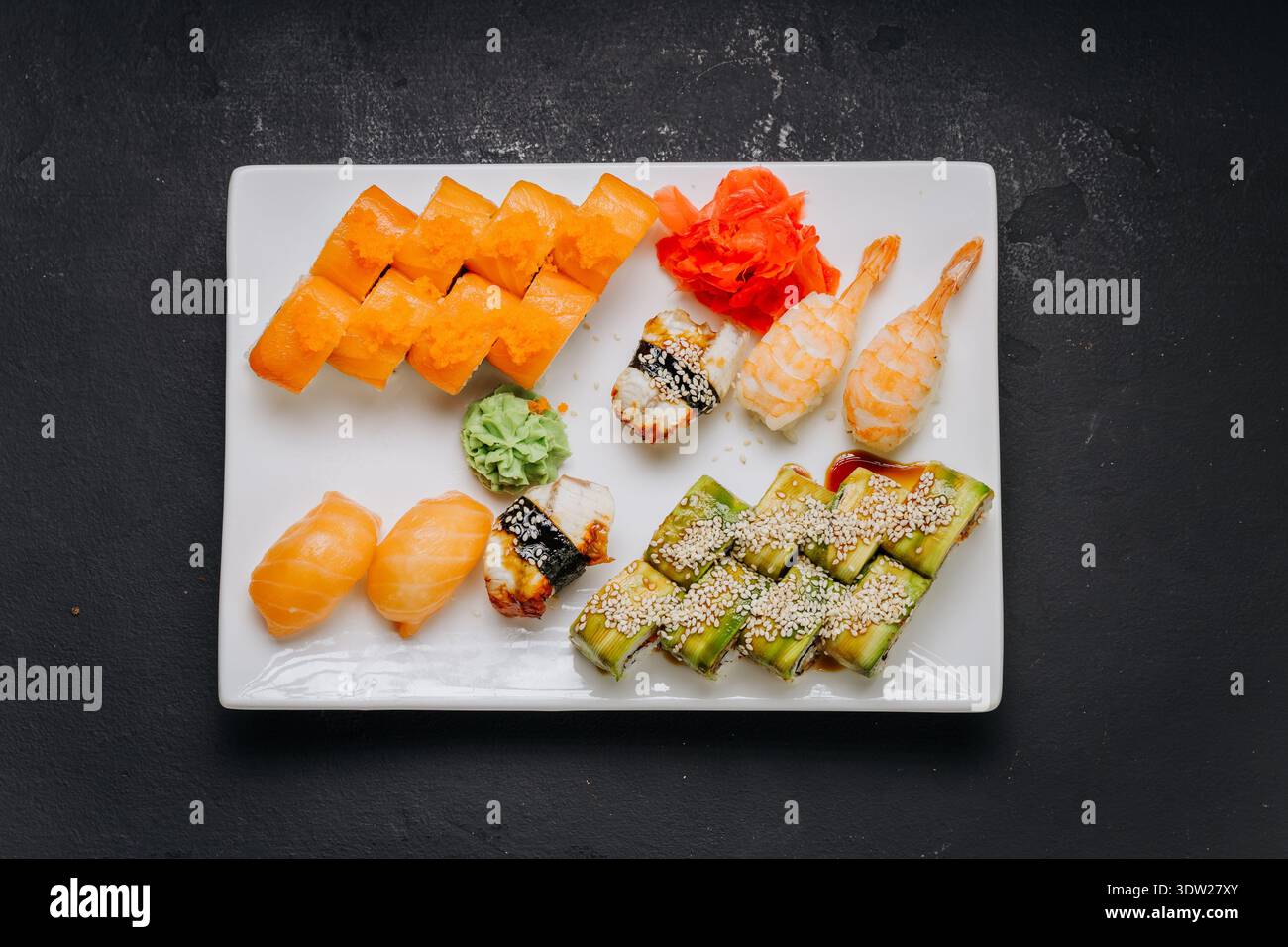 Verschiedene Sushi-Sets mit Nigiri-Garnelen und Sojasauce auf Restaurantteller Stockfoto