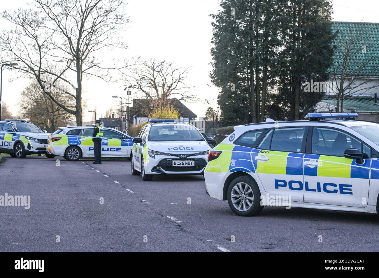 Yardley Wood Road, Birmingham, 24. Februar 2026. HINWEIS: Leiche ist im Auto, aber nicht sichtbar auf Bildern - West Midlands Police und Fire Service haben eine Untersuchung eingeleitet, nachdem ein Mann tot in einem Auto vor einem Haus in Billesley in Birmingham am Dienstagnachmittag gefunden wurde. Mehrere Häuser wurden an der Yardley Wood Road abgesperrt, als die Polizei und die Feuerermittler den Tatort besuchten. Ein schwarzer VW-Polo wurde unter ein großes Polizeizelt gestellt und Gerichtsmediziner fotografierten auch eine Tür, die von seinem Rahmen entfernt worden war, und das Innere eines Hauses. Die Polizei von West Midlands sagte Stockfoto