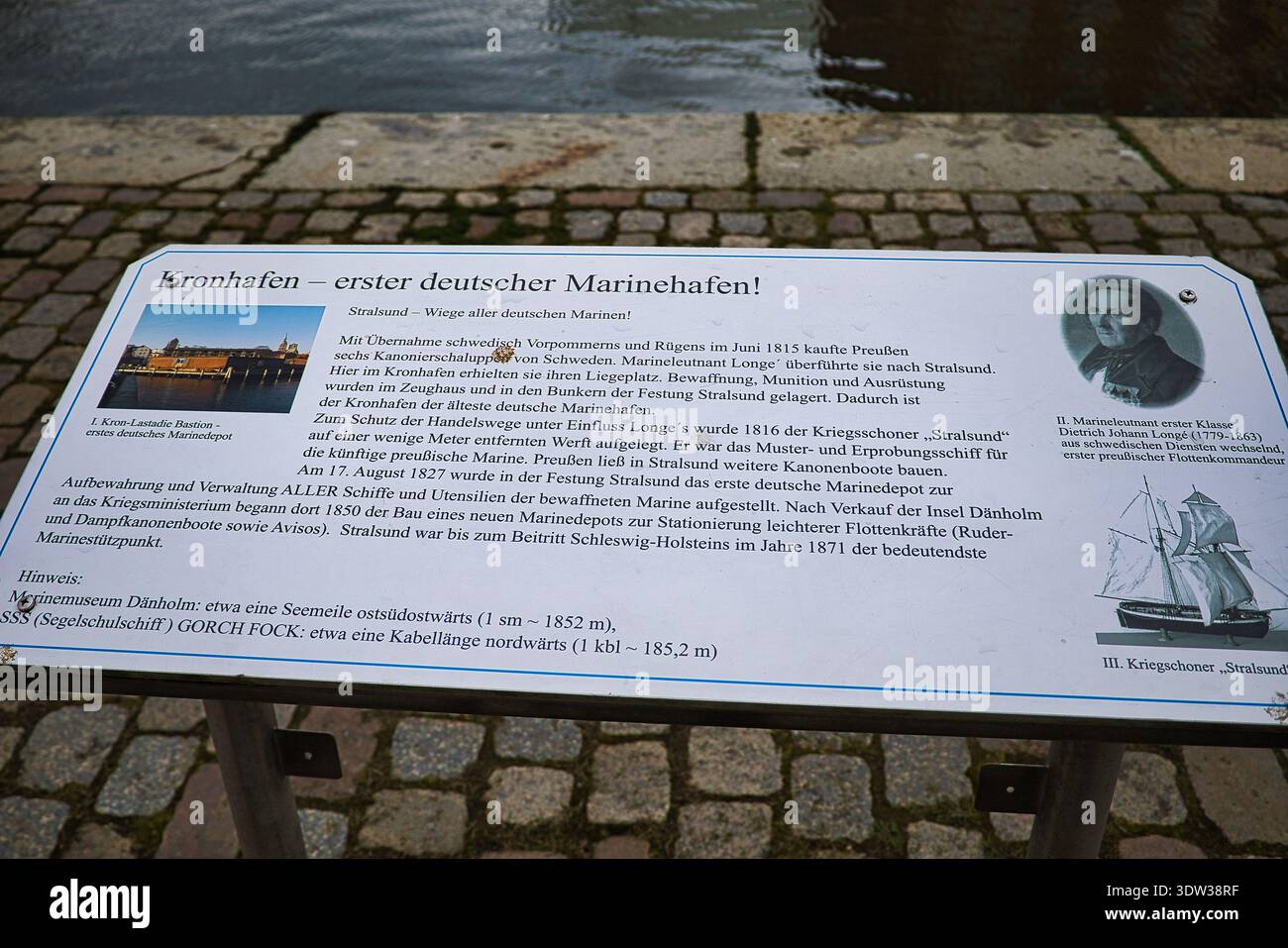 Historische Informationstafel am Stralsunder Hafen über den Kronhafen als ersten deutschen Seehafen in Mecklenburg-Vorpommern Stockfoto