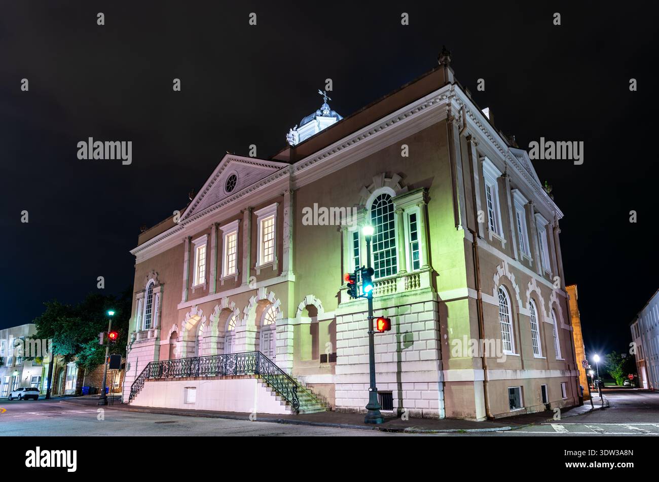 Nächtlicher Blick auf das beleuchtete historische Gebäude Old Exchange und Provost Dungeon an der Ecke von East Bay und Broad Streets in Charleston, South Carolina, USA. Stockfoto