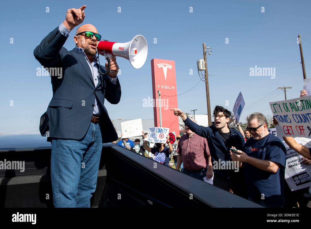 Der Verschwörungstheoretiker Alex Jones nimmt am 15. März 2025 an einem Elon Musk Protest im Tesla Pond Springs Händler in Austin, Texas, Teil. Stockfoto