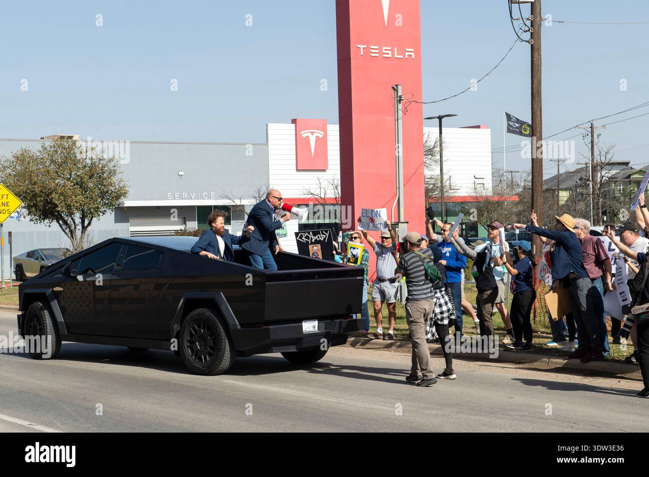 Der Verschwörungstheoretiker Alex Jones nimmt am 15. März 2025 an einem Elon Musk Protest im Tesla Pond Springs Händler in Austin, Texas, Teil. Stockfoto
