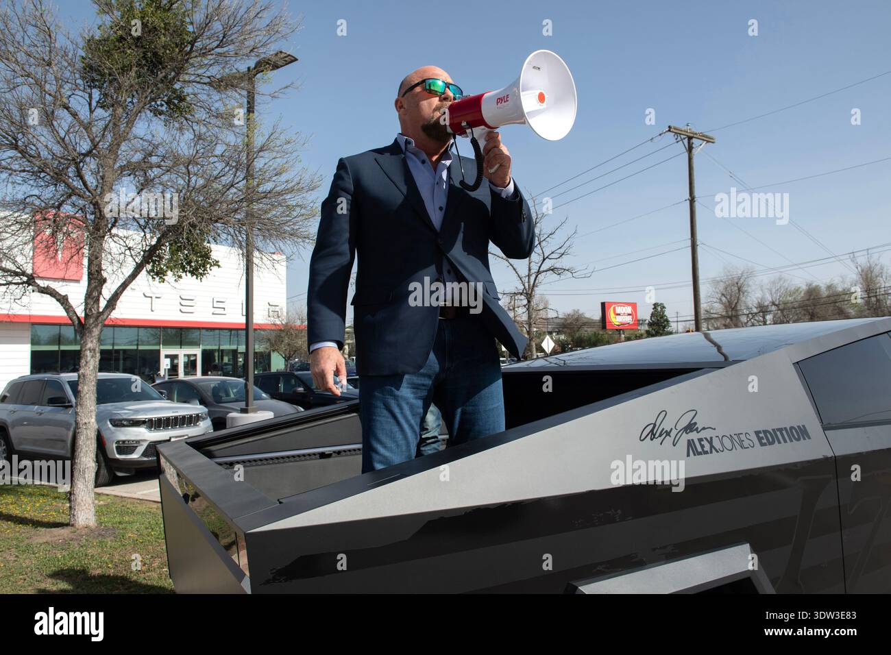 Der Verschwörungstheoretiker Alex Jones nimmt am 15. März 2025 an einem Elon Musk Protest im Tesla Pond Springs Händler in Austin, Texas, Teil. Stockfoto