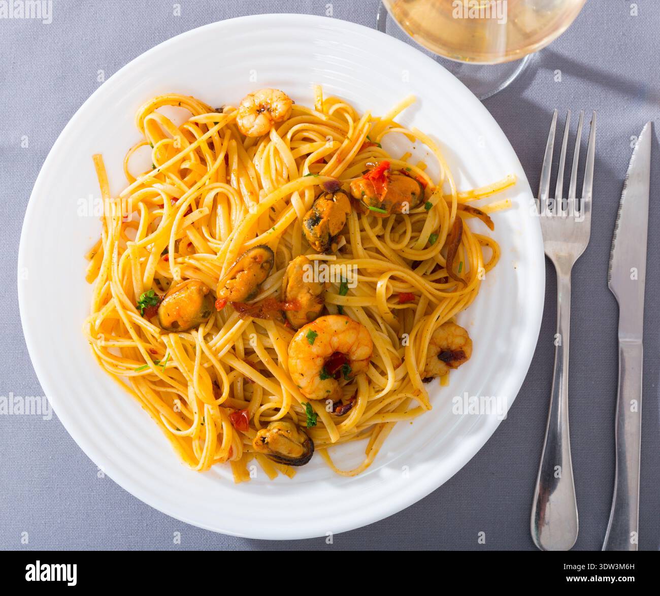 Panoramablick auf italienische Nudeln mit Meeresfrüchten Stockfoto