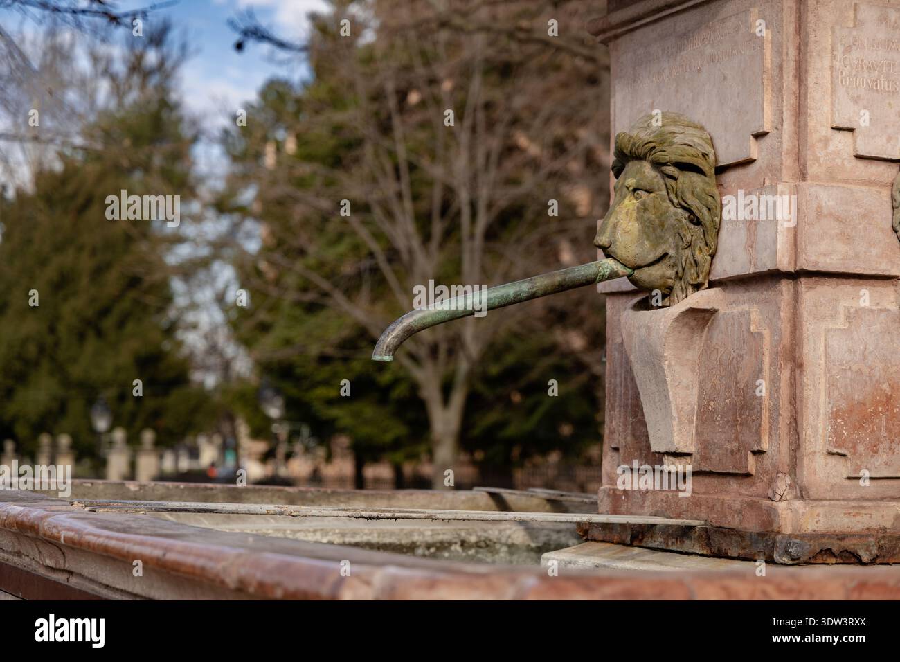 Verwitterter Löwenkopf-Springbrunnen Im Freien Stockfoto