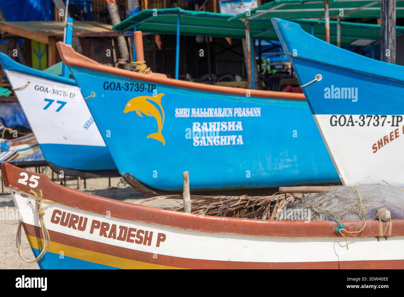 Traditionelle Fischerboote legten an einem sonnigen Strand in Goa, Indien, an. Stockfoto
