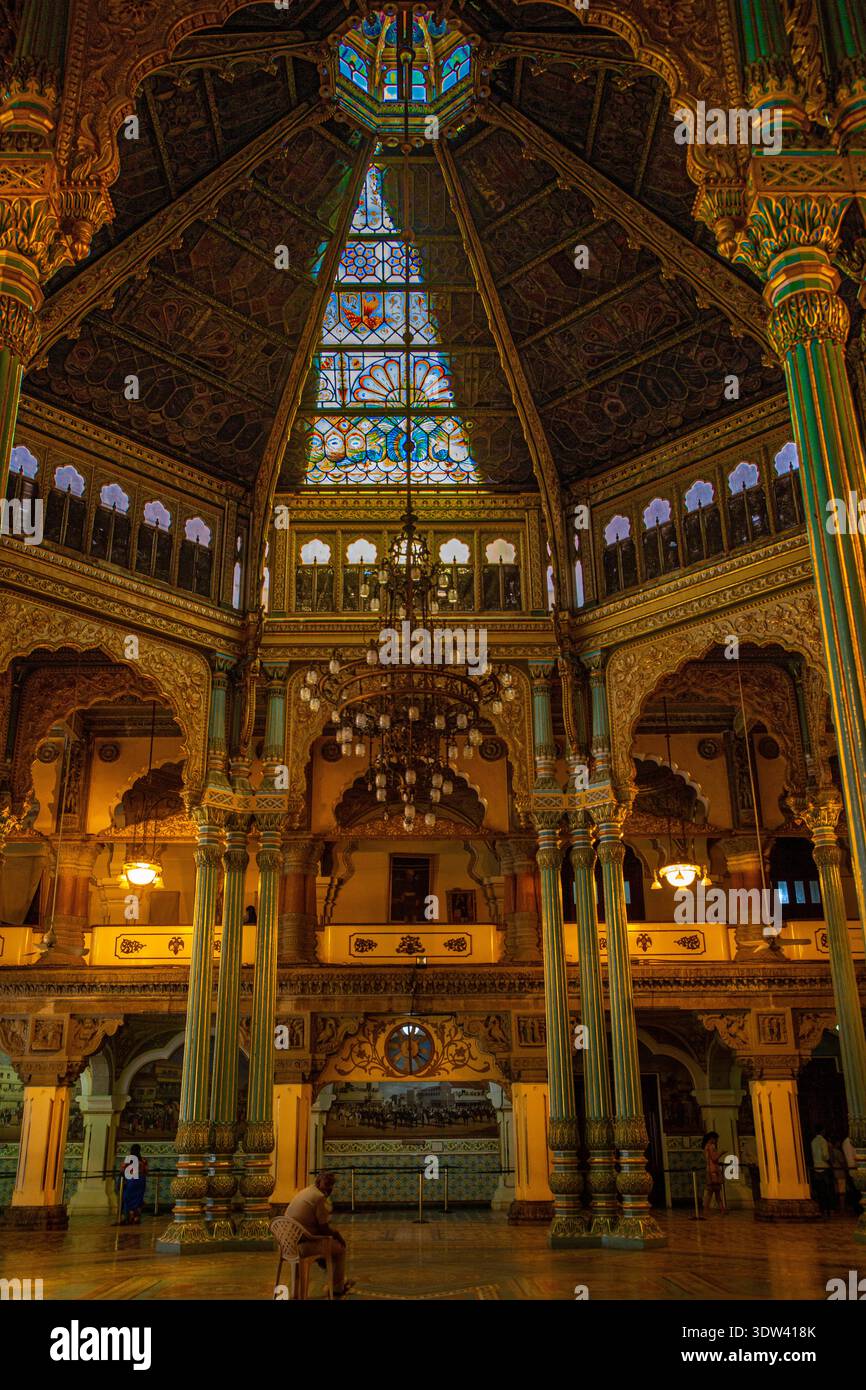 Die Pracht eines historischen südasiatischen Palastes wird durch seine aufwendige Architektur und komplizierte Details veranschaulicht. Stockfoto