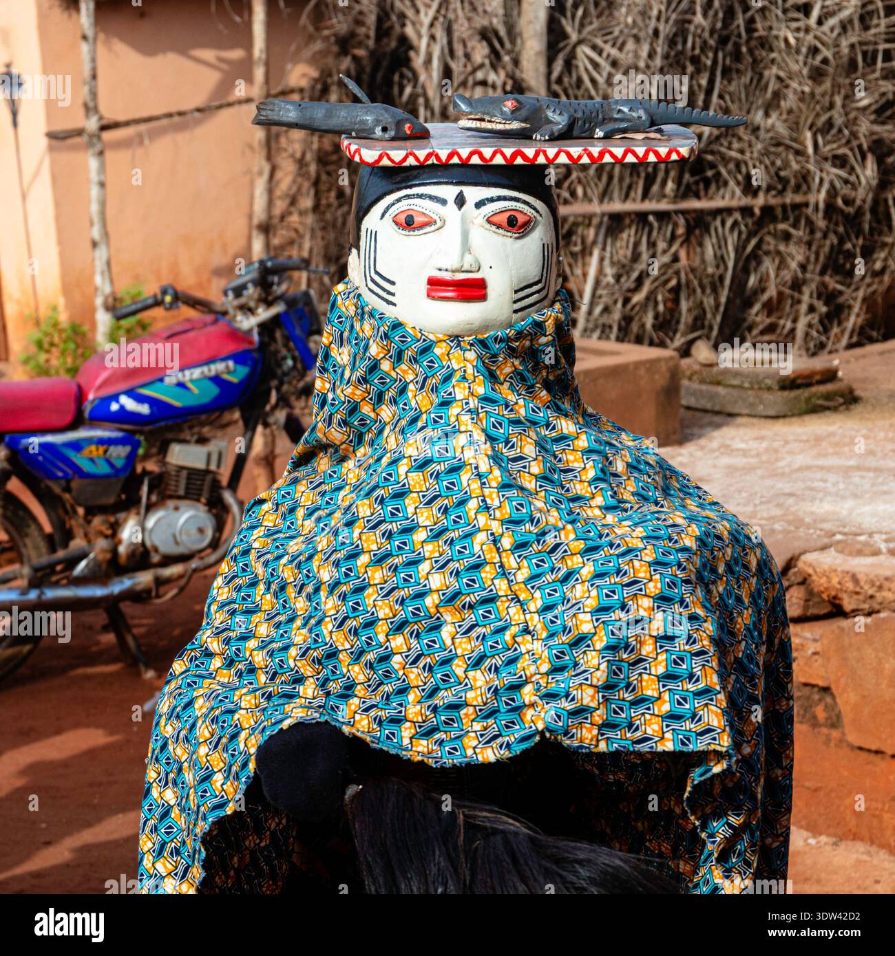 Eine traditionelle Maske, die während eines Kulturfestivals in Westafrika getragen wird. Stockfoto