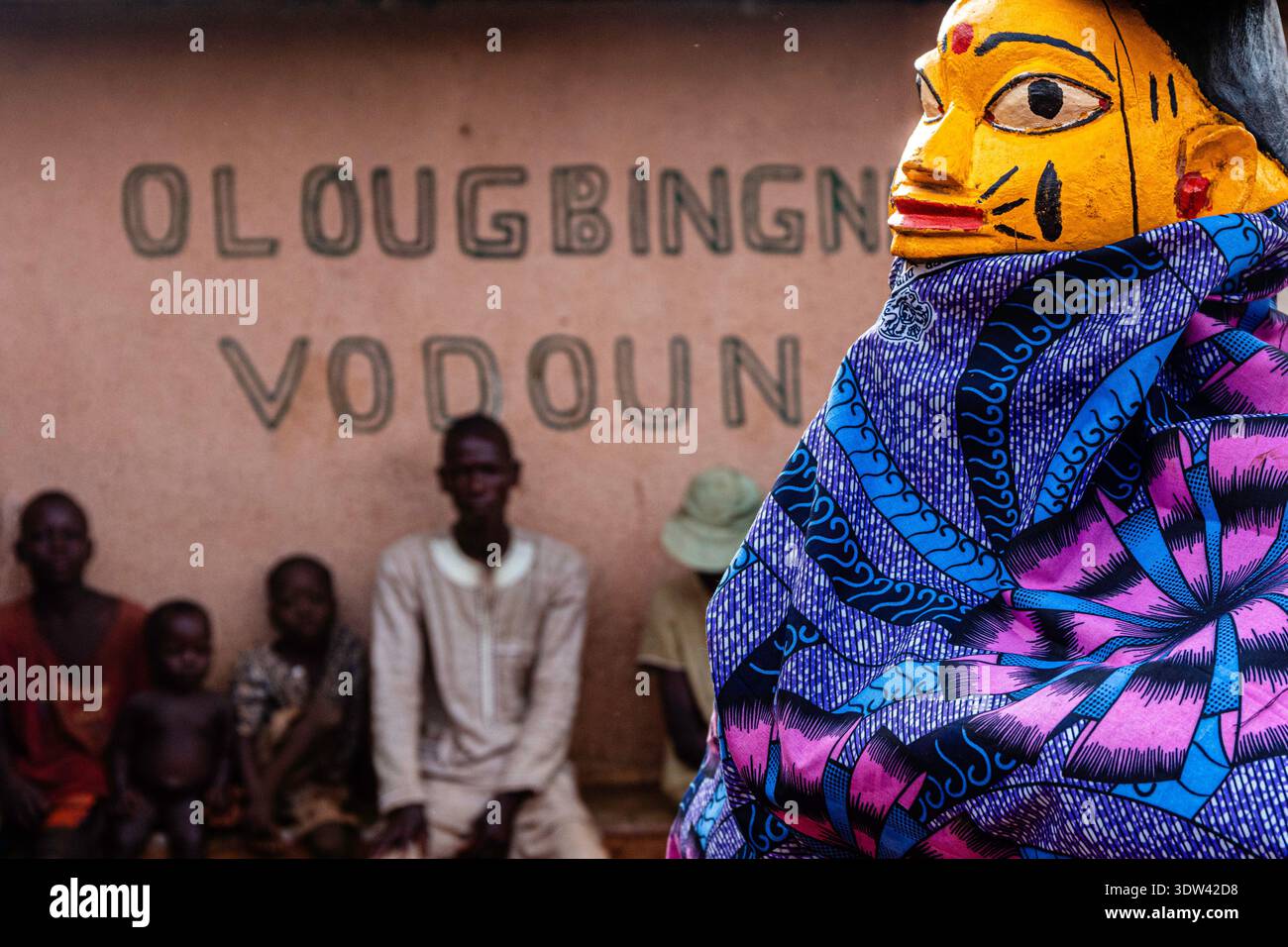 Ein traditionelles Festival in Bénin mit bunten Masken und kulturellem Erbe. Stockfoto