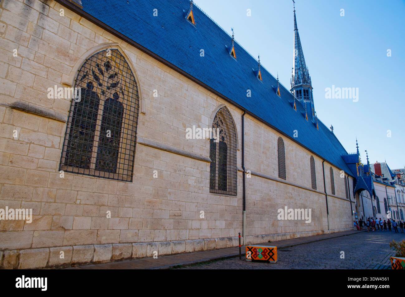 Ein atemberaubendes Gebäude im gotischen Stil mit komplizierten Buntglasfenstern und einem steilen Dach. Stockfoto