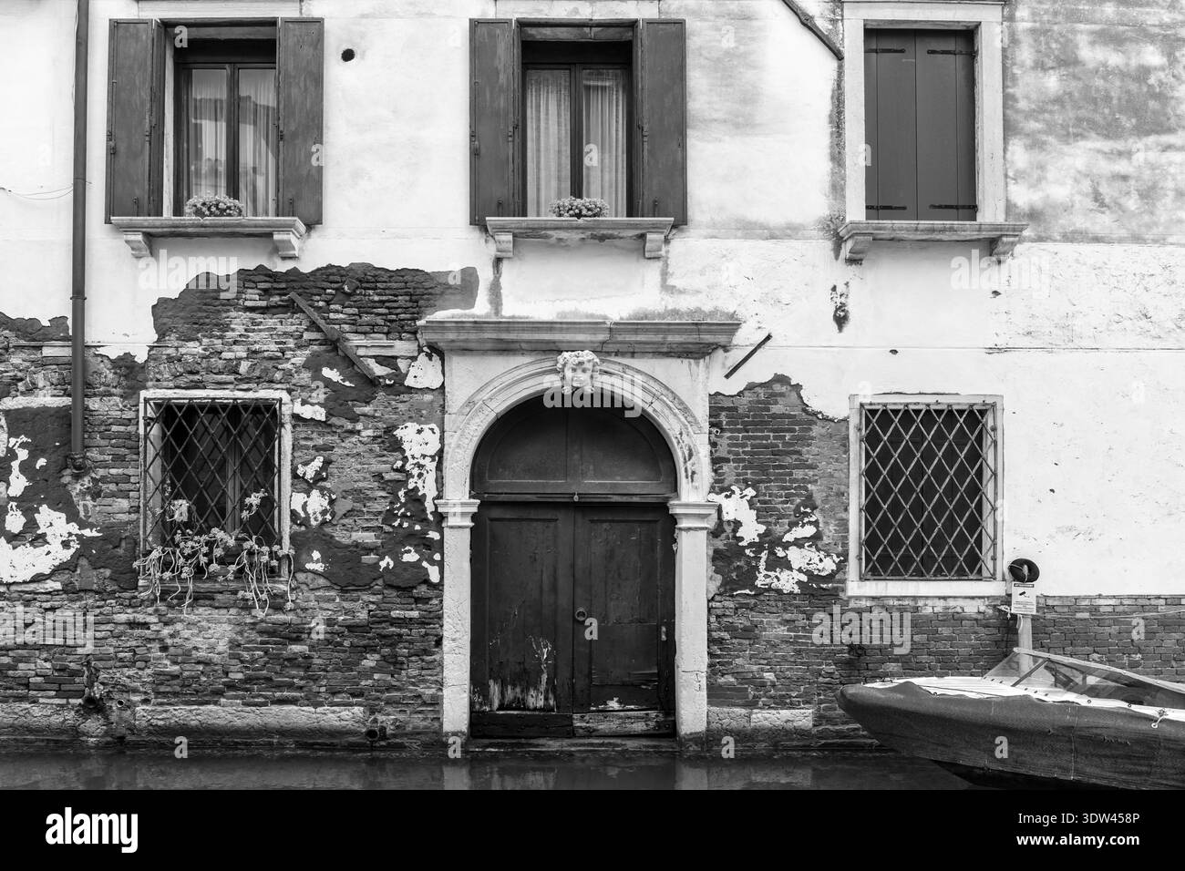Eine alte Gebäudefassade in Venedig zeigt die historische Architektur der Stadt. Stockfoto