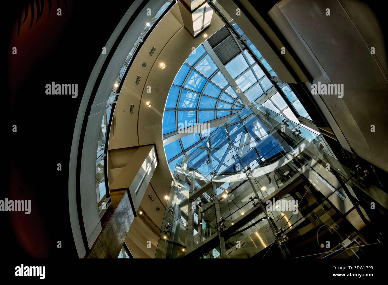 Blick auf ein Oberlicht in einem Einkaufszentrum Stockfoto