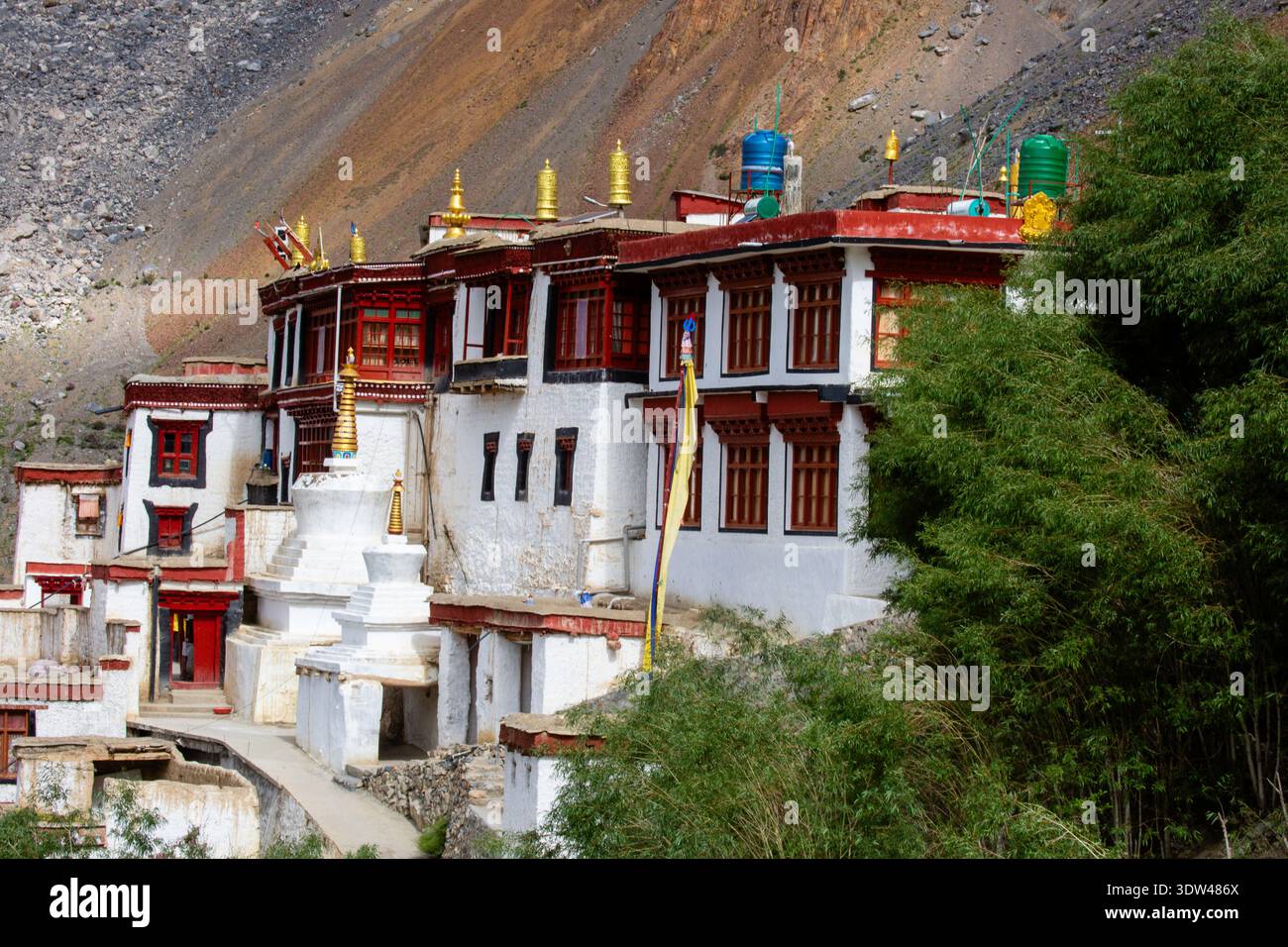 Ein ruhiges buddhistisches Kloster in den zerklüfteten Bergen. Stockfoto