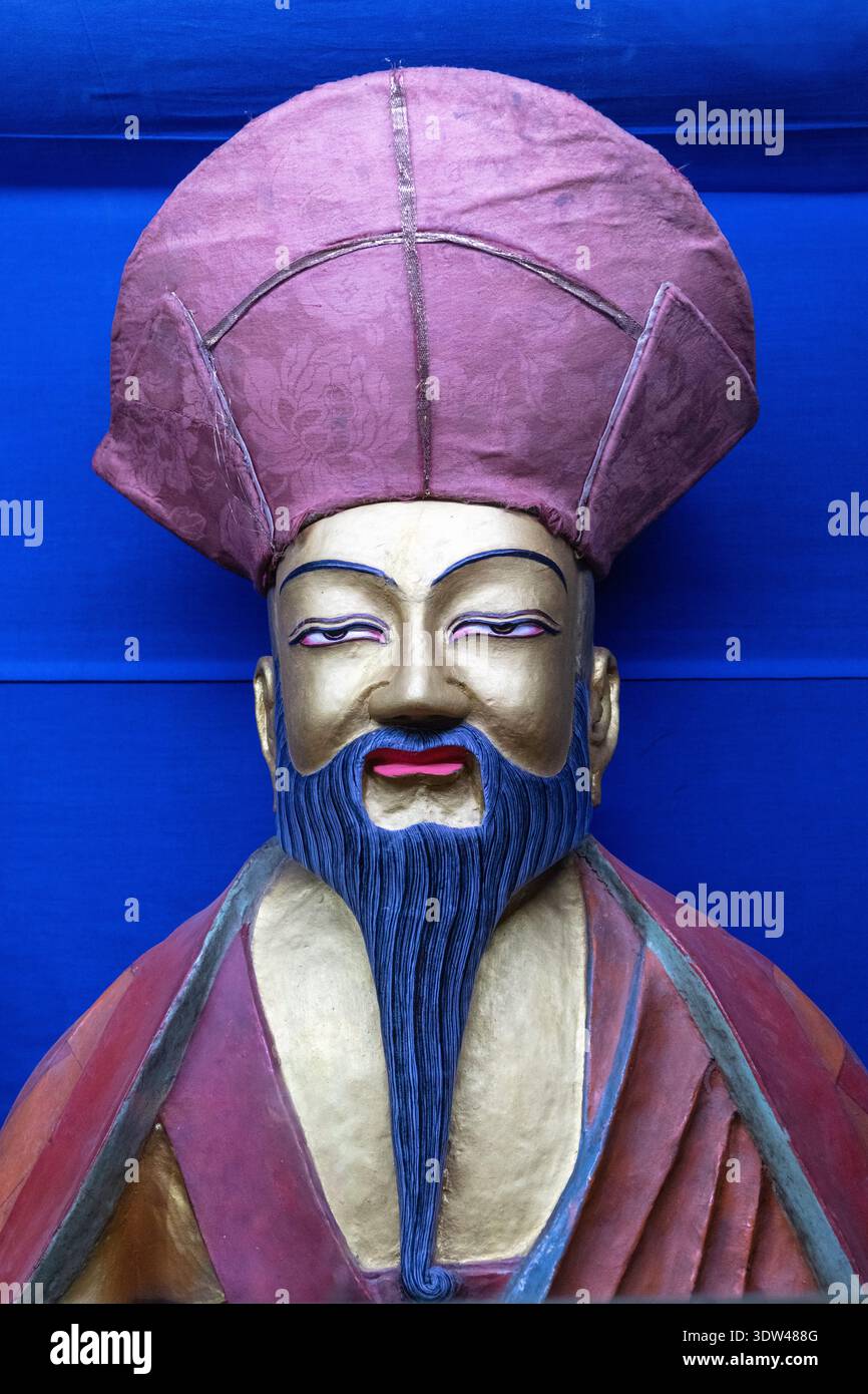 Eine lebendige Statue, die eine traditionelle Figur mit unverwechselbarem Hut und Bart darstellt. Stockfoto