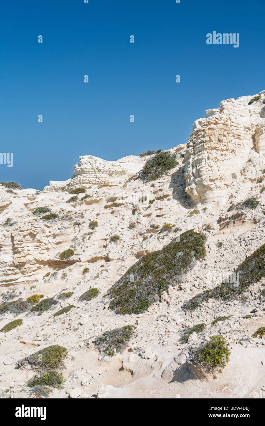 Weiße Klippen und azurblauer Himmel in Zypern Eine Küstenlandschaft von natürlicher Schönheit und Gelassenheit. Stockfoto